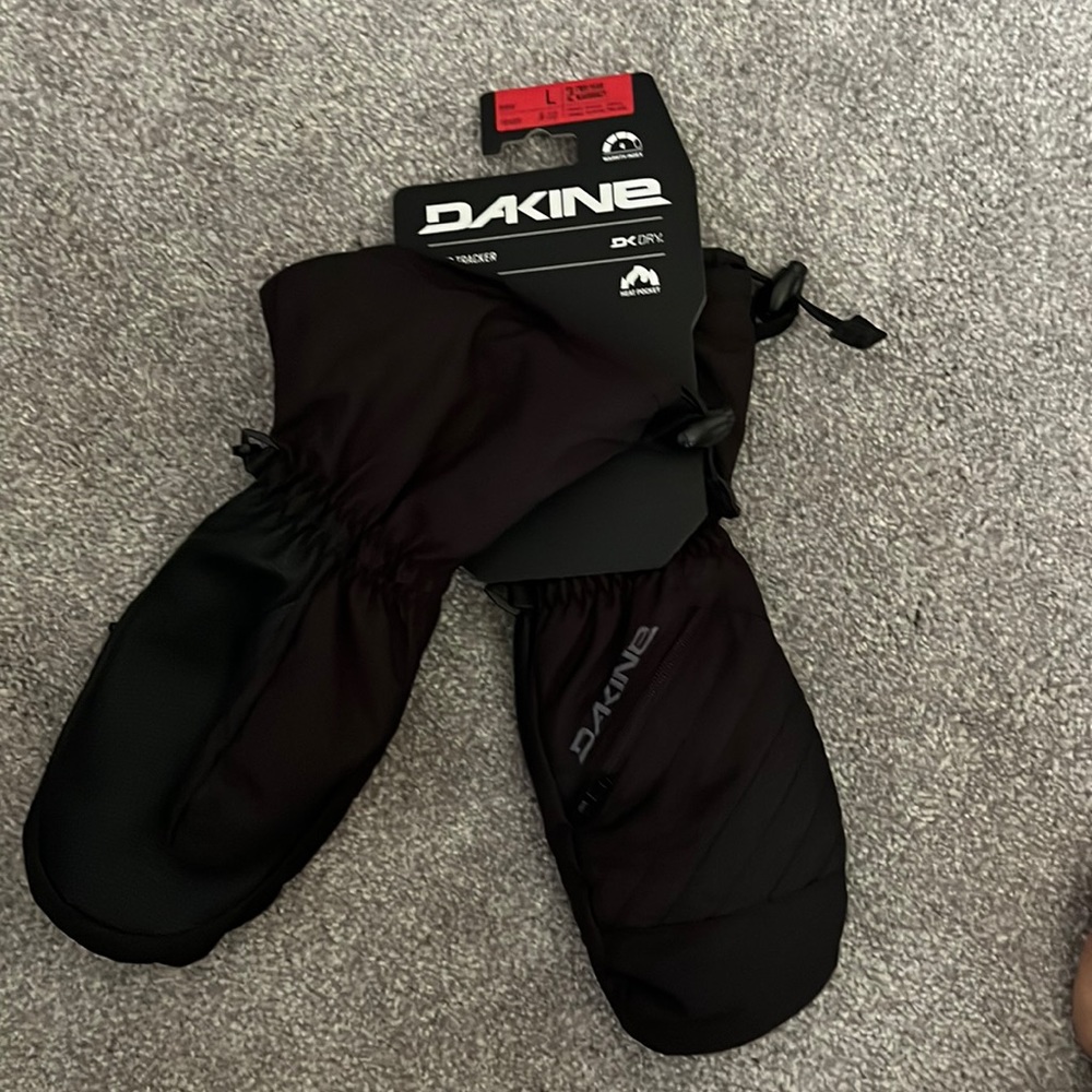 Dakine kids ski mittens.